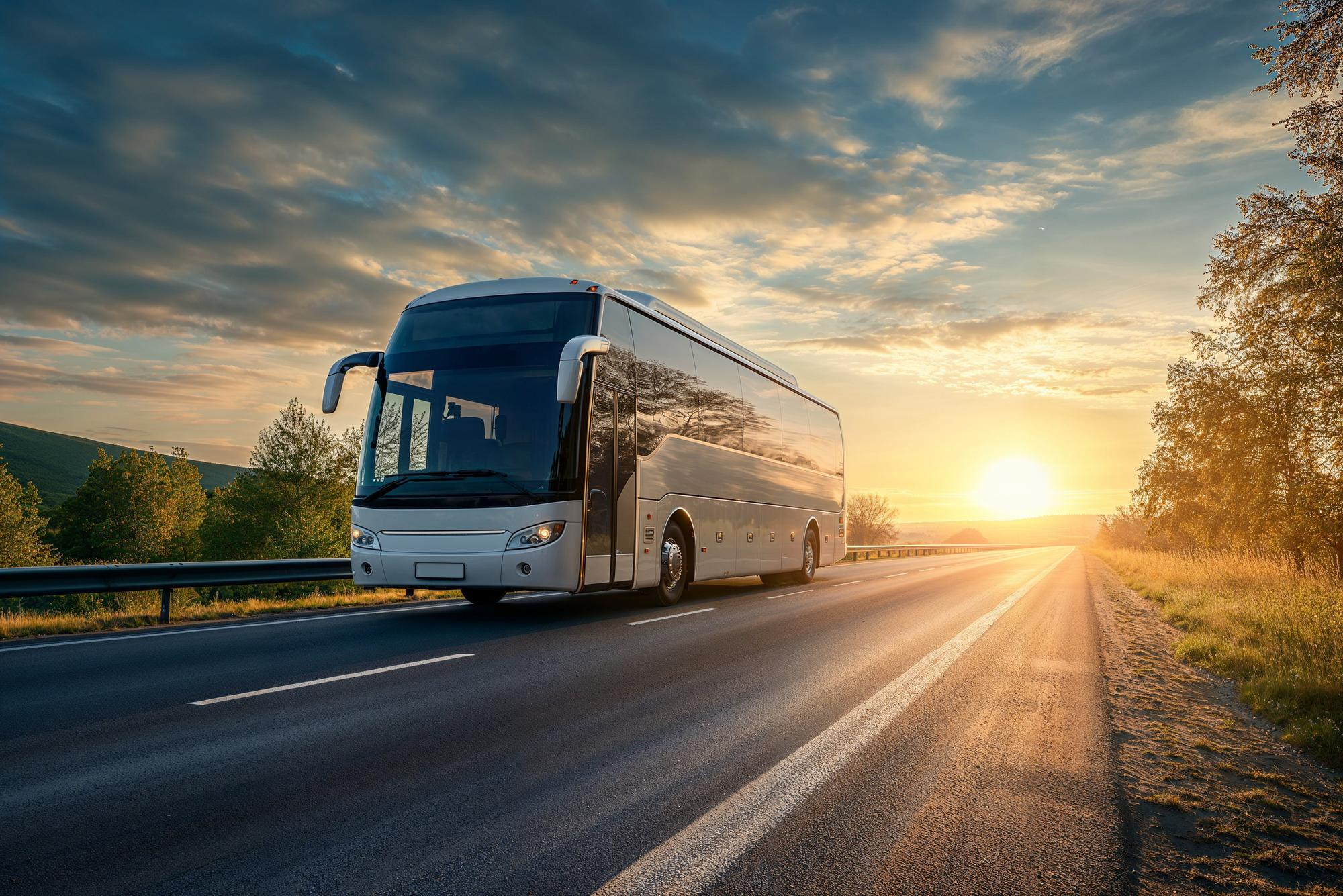 Ônibus em rodovia ao pôr do sol